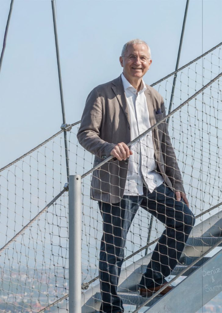 Porträt eines Mannes auf einer Treppe im Außenbereich für den Pressebeitrag ‚Lust auf Gut Stuttgart 2014‘, im thematischen Kontext von Strategieberatung, Change Management Coaching und Unternehmer-Coaching.