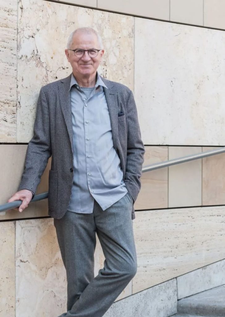 Ganzkörperporträt eines Mannes vor moderner Steinarchitektur für den Pressebeitrag ‚Lust auf Gut Stuttgart 2018‘, im thematischen Kontext von Business Coaching, Leadership Entwicklung und strategischer Unternehmensberatung.