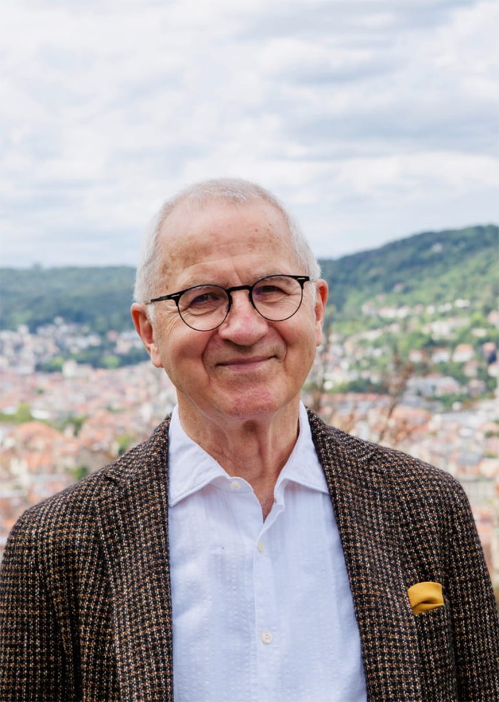 Porträtaufnahme eines älteren Mannes vor der Kulisse von Stuttgart für den Pressebeitrag ‚Lust auf Gut Stuttgart 2019‘ im thematischen Kontext von analytischem Coaching, Executive Coaching und Unternehmensberatung.