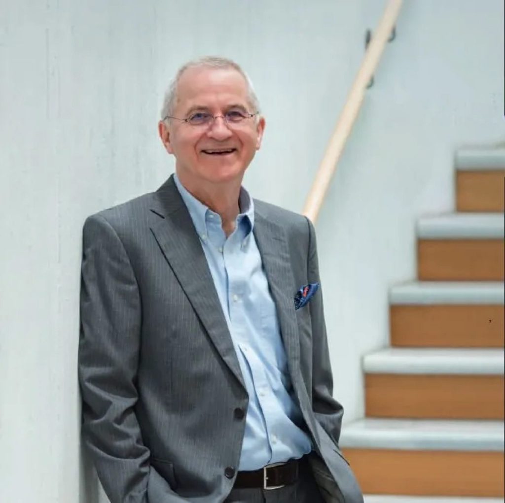 Porträt eines Mannes im Business-Outfit vor einer Treppe, aufgenommen für den Pressebeitrag ‚Lust auf Gut Stuttgart 2013‘, im thematischen Kontext von Executive Coaching, Führungskräfte Coaching und Organisationsentwicklung.