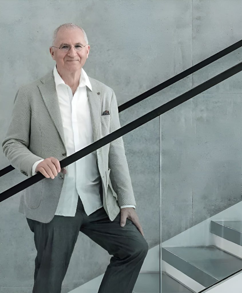 Porträt eines Mannes auf einer Treppe vor moderner Betonarchitektur für den Pressebeitrag ‚Lust auf Gut Stuttgart 2015‘, im thematischen Kontext von Führung und Personal, Strategie Coaching und Performance Coaching.