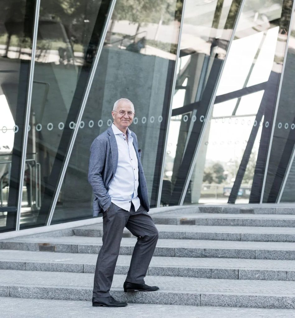 Ganzkörperporträt von Dr. Kässer in urbaner Umgebung für den Pressebeitrag ‚Lust auf Gut Stuttgart 2018‘, im thematischen Kontext von Leadership Coaching, Performance Coaching und strategischer Unternehmensberatung.