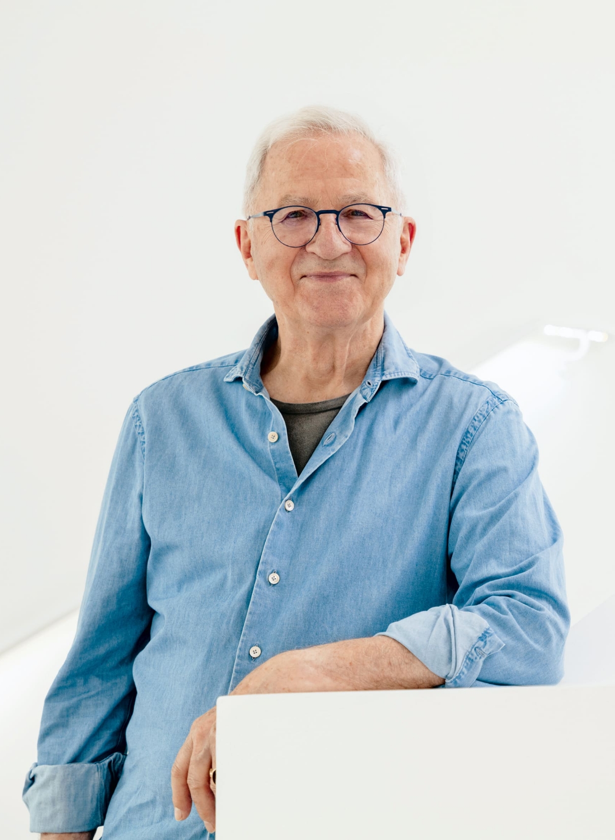 Porträt von Dr. Jürgen Kässer, analytischer Coach und Wegbegleiter für Unternehmer und Führungskräfte, in entspannter Haltung mit freundlichem Blick.